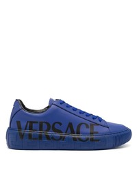 Sneakers basse in pelle stampate blu scuro di Versace