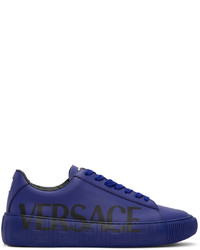 Sneakers basse in pelle stampate blu scuro di Versace