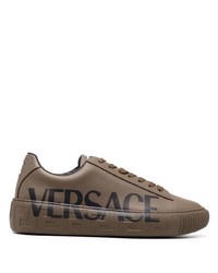 Sneakers basse in pelle stampate marroni di Versace