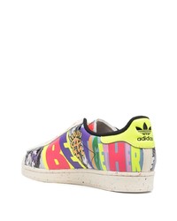 Sneakers basse in pelle stampate multicolori di adidas