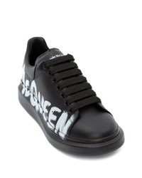 Sneakers basse in pelle stampate nere e bianche di Alexander McQueen
