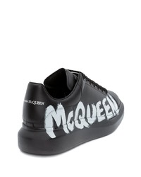 Sneakers basse in pelle stampate nere e bianche di Alexander McQueen