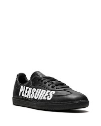 Sneakers basse in pelle stampate nere e bianche di adidas