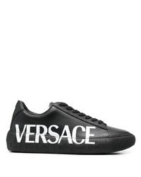 Sneakers basse in pelle stampate nere e bianche di Versace