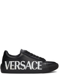 Sneakers basse in pelle stampate nere e bianche di Versace