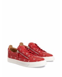 Sneakers basse in pelle stampate rosse di Giuseppe Zanotti