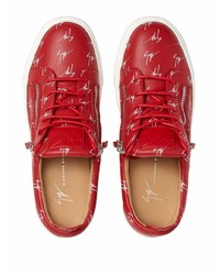 Sneakers basse in pelle stampate rosse di Giuseppe Zanotti