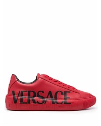 Sneakers basse in pelle stampate rosse di Versace