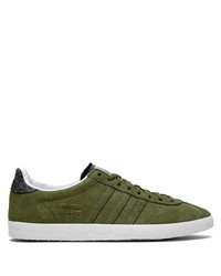 Sneakers basse in pelle verde oliva di adidas