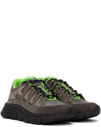 Sneakers basse in pelle verde oliva di Versace