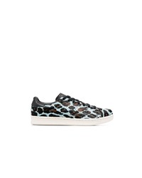 Sneakers basse leopardate azzurre di adidas