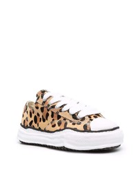 Sneakers basse leopardate marrone chiaro di Maison Mihara Yasuhiro