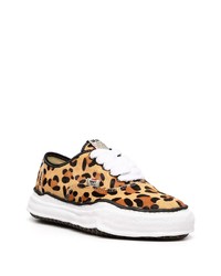 Sneakers basse leopardate marrone chiaro di Maison Mihara Yasuhiro
