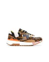 Sneakers basse leopardate marroni di Versace
