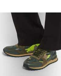 Sneakers basse mimetiche verde oliva di Valentino