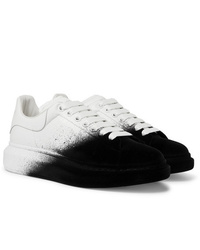 Sneakers basse nere e bianche di Alexander McQueen