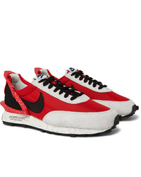Sneakers basse rosse e bianche di Nike