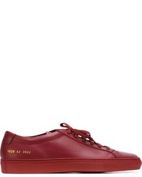 Sneakers basse rosse di Common Projects