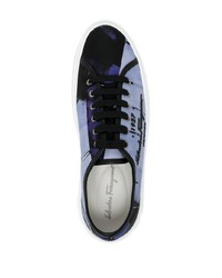 Sneakers basse stampate azzurre di Salvatore Ferragamo