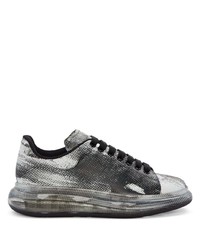 Sneakers basse stampate grigie di Alexander McQueen