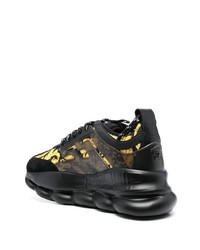 Sneakers basse stampate nere di Versace