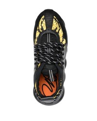 Sneakers basse stampate nere di Versace