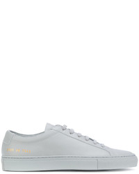 Sneakers grigie di Common Projects