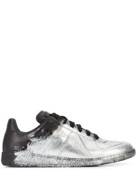 Sneakers in pelle argento di Maison Margiela