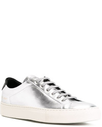 Sneakers in pelle argento di Common Projects