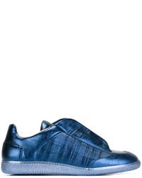 Sneakers in pelle azzurre di Maison Margiela
