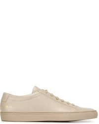 Sneakers in pelle beige di Common Projects