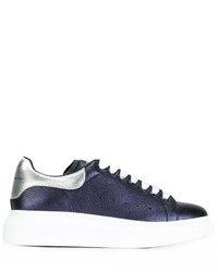 Sneakers in pelle blu scuro di Alexander McQueen
