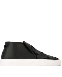 Sneakers in pelle con stelle nere di Givenchy