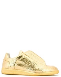 Sneakers in pelle dorate di Maison Margiela