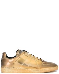 Sneakers in pelle dorate di Maison Margiela