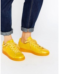 Sneakers in pelle gialle di adidas