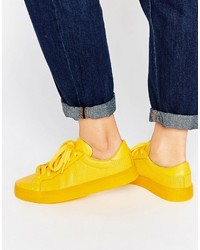 Sneakers in pelle gialle di adidas