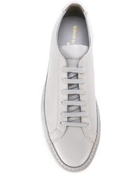 Sneakers in pelle grigie di Common Projects