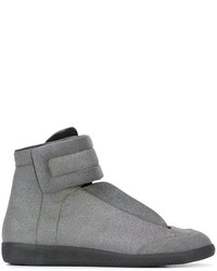 Sneakers in pelle grigie di Maison Margiela