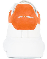 Sneakers in pelle scamosciata bianche di Alexander McQueen