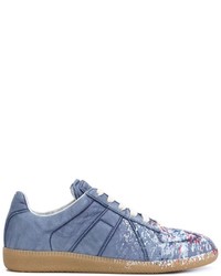 Sneakers in pelle scamosciata geometriche azzurre di Maison Margiela