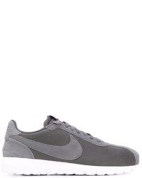 Sneakers in pelle scamosciata grigie di Nike