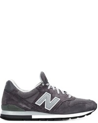 Sneakers in pelle scamosciata grigio scuro di New Balance