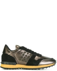 Sneakers in pelle scamosciata nere di Valentino Garavani