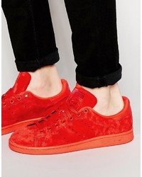 Sneakers in pelle scamosciata rosse di adidas
