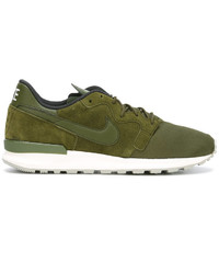 Sneakers in pelle scamosciata verde oliva di Nike