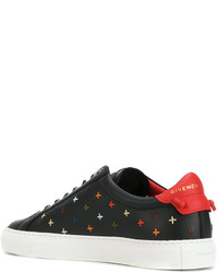 Sneakers nere di Givenchy