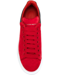 Sneakers rosse di Alexander McQueen