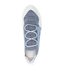Sneakers senza lacci azzurre di Giorgio Armani
