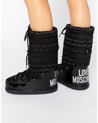 Stivali neri di Love Moschino